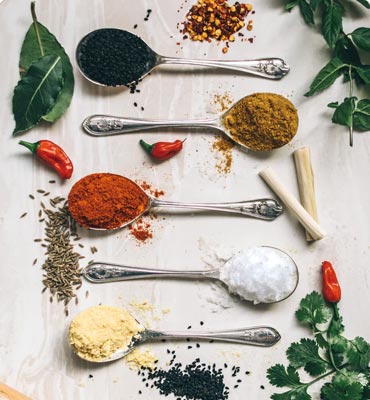 Vor allem Gewürze wie z.B. Kurkuma, Zimt und Kardamom – der Reichtum Indiens – viele tropische Heilkräuter und Pflanzen sowie Mineralien werden im Ayurveda als Nahrungsergänzung nach den alten Rezepten dieser Erfahrungsmedizin verwendet. Es werden keinerlei chemisch hergestellte Arzneien eingesetzt. Die Dosha-Typ-gerechten Öle für unsere berühmten Ölmassagen und den „königlichen Stirnguss Shirodhara“ stellen wir in aufwändigen Prozessen in unserem Stammhaus unter extern kontrollierten Qualitätsstandards selbst her.