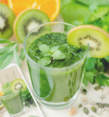 Wir halten es mit der alten Weisheit “Lasst Eure Nahrung Eure Medizin sein und Eure Küche sei Eure Apotheke …“ Die Ernährung spielt im Ayurveda eine entscheidende Rolle und ist ein wesentlicher Baustein in der Ayurvedischen Medizin. Was wir täglich an Nahrung aufnehmen wird von unserem Körper in eigene Zellen umgebaut. Da jeder Körpertyp (Dosha) seinen bestimmten Stoffwechsel hat, ist es klug, sich dazu von unseren Ayurvedaspezialisten und -spezialistinnen beraten zu lassen und die Ernährung individuell darauf einzustellen.